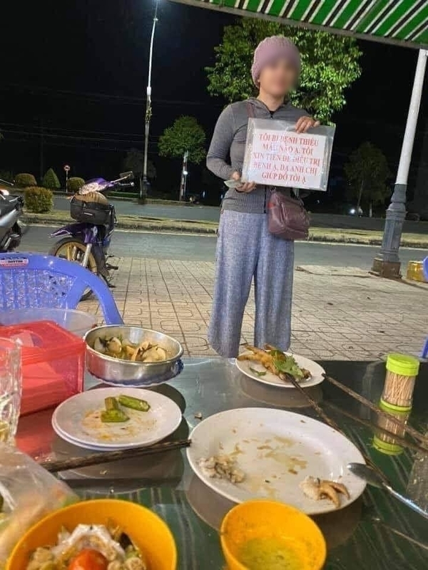 
Cô gái giả bệnh xin tiền ở Sài Gòn 2 tháng trước. (Ảnh: P.V)