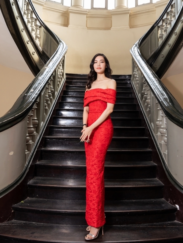  
Hoa hậu Thùy Dung hiếm hoi đi xem thời trang