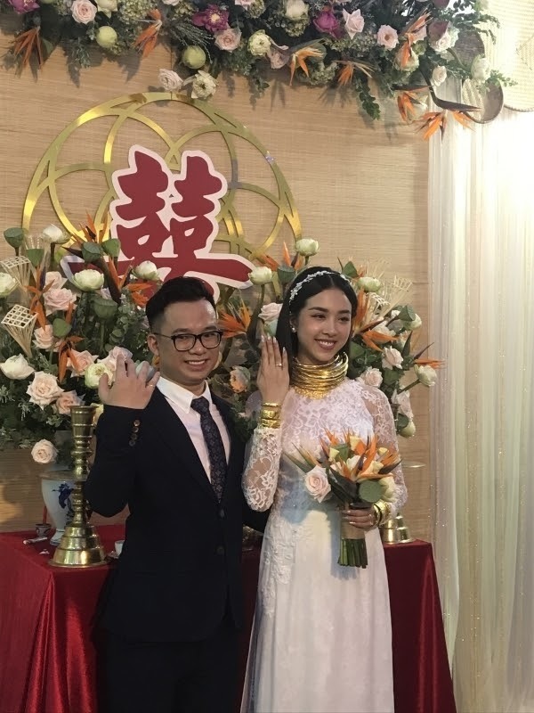 
Á hậu Thúy An và chồng trong lễ cưới tại Kiên Giang (Ảnh: YAN) - Tin sao Viet - Tin tuc sao Viet - Scandal sao Viet - Tin tuc cua Sao - Tin cua Sao