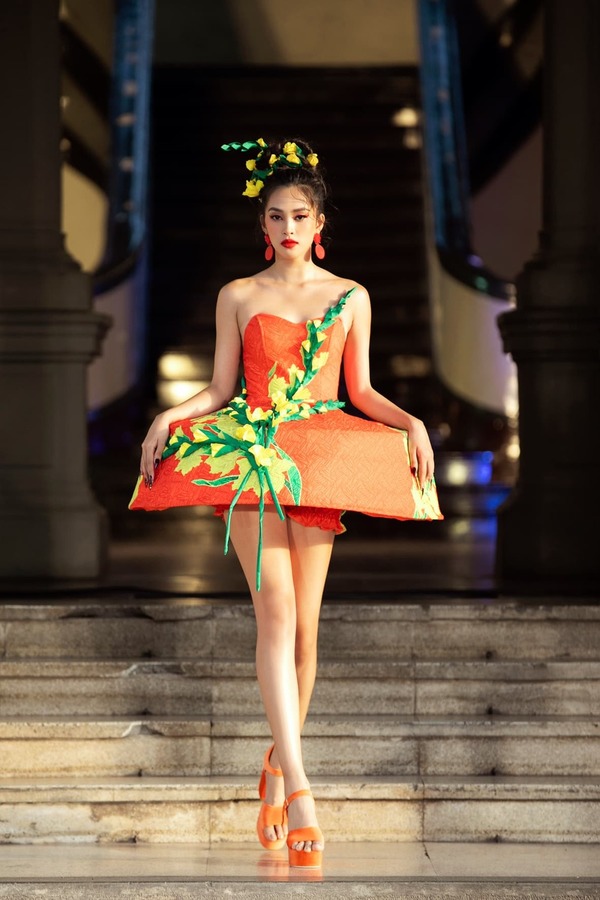  
 Mỹ nhân 2k diện thiết kế váy babydoll trẻ trung được đính kết hoa lay ơn vàng với thần thái catwalk chuyên nghiệp. - Tin sao Viet - Tin tuc sao Viet - Scandal sao Viet - Tin tuc cua Sao - Tin cua Sao