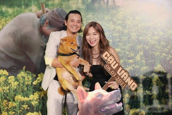  
Khánh Vân cùng đạo diễn và chú chó vai Vàng trong phim