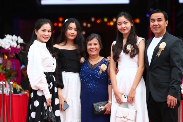  
Gia đình hạnh phúc của Quyền Linh, 2 cô con gái xinh đẹp đặc biệt gây chú ý (Ảnh: Tổ Quốc) - Tin sao Viet - Tin tuc sao Viet - Scandal sao Viet - Tin tuc cua Sao - Tin cua Sao