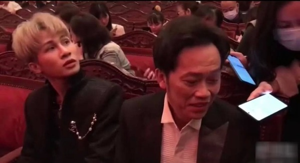  Jack vinh được xếp ngồi cạnh nghệ sĩ Hoài Linh và đã có hành động được CĐM không ngớt lời khen ngợi (Ảnh: Cắt từ clip) - Tin sao Viet - Tin tuc sao Viet - Scandal sao Viet - Tin tuc cua Sao - Tin cua Sao