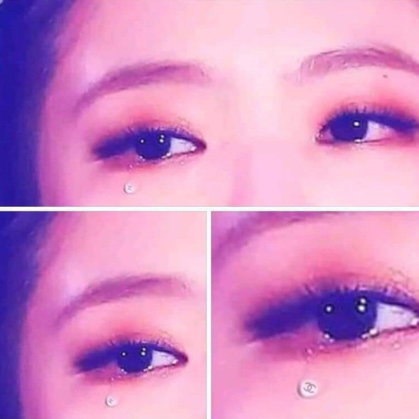 Jennie when crying on stage wearing Chanel is really beautiful and sexy.  Let's take a look at this image and feel her stand out in beautiful Chanel outfits.  Translation: Jennie\'s beauty and allurement shone through her tears while wearing Chanel on stage.  See the image and appreciate the elegance featured in her amazing wardrobe.