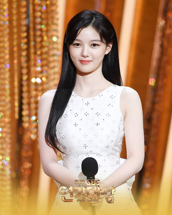  
Kim Yoo Jung xinh đẹp tựa công chúa trong truyện cổ tích tại lễ trao giải SBS 2020 - Ảnh FBG