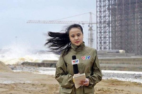 Không ngờ nữ MC VTV gây sốt vì dẫn sóng giữa trời mưa bão đời thường lại thế này - Báo VietnamNet