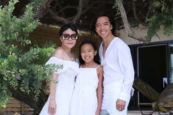  
Gia đình 3 người hạnh phúc của Việt Hương sau ánh hào quang sân khấu. (Ảnh: FBNV)