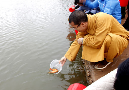Lễ phóng sinh thả cá chép tại Chương trình “Triển khai công tác bảo vệ môi  trường sông Kỳ Cùng” | Báo Lạng Sơn