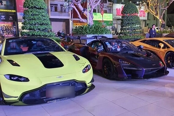  
Những chiếc siêu xe tiền tỷ xếp hàng dài của vị đại gia thẩm mỹ Sài Gòn. (Ảnh: Thảo Nguyễn)