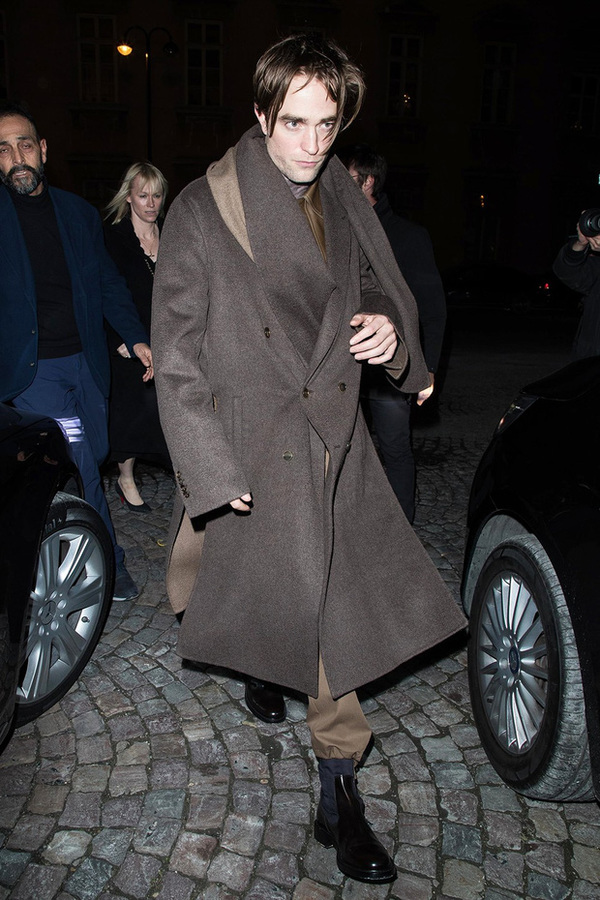 Từng đẹp trai nhất thế giới, Robert Pattinson bỗng kém sắc tới mức bị chê trông như kẻ giết người cuồng loạn - Ảnh 1.