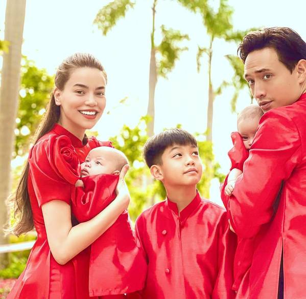 
Gia đình Hồ Ngọc Hà - Kim Lý mặc áo dài đỏ chói. (Ảnh: FBNV)
