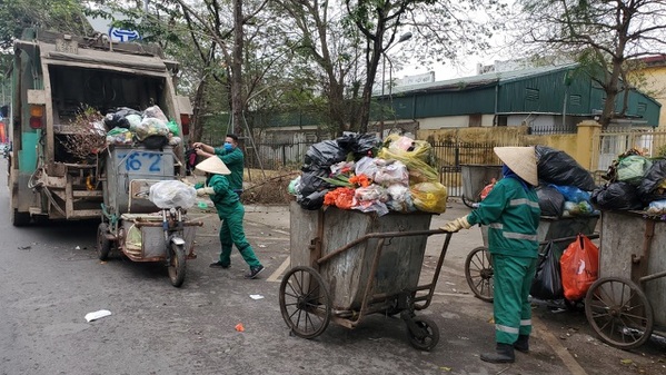 Hà Nội: Công nhân vệ sinh môi trường làm việc gấp ba lần trong ngày đầu năm  - 1