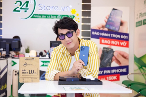  
Ca sĩ Song Luân ghé 24hStore để chọn mua chiếc iPhone 12 Pro Max chính hãng VN/A làm quà đầu năm - Tin sao Viet - Tin tuc sao Viet - Scandal sao Viet - Tin tuc cua Sao - Tin cua Sao