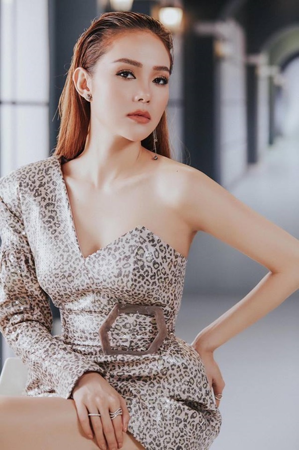 Minh Hằng làm hoa hậu thân thiện một màu tại The Face 2018
