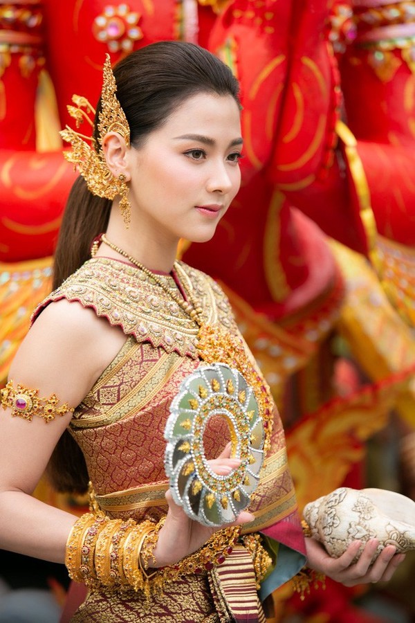 Sau 5 tháng, mỹ nhân Chiếc lá bay Baifern gây sốt trở lại khi diện trang phục truyền thống Thái Lan cực xinh đẹp - Ảnh 3.