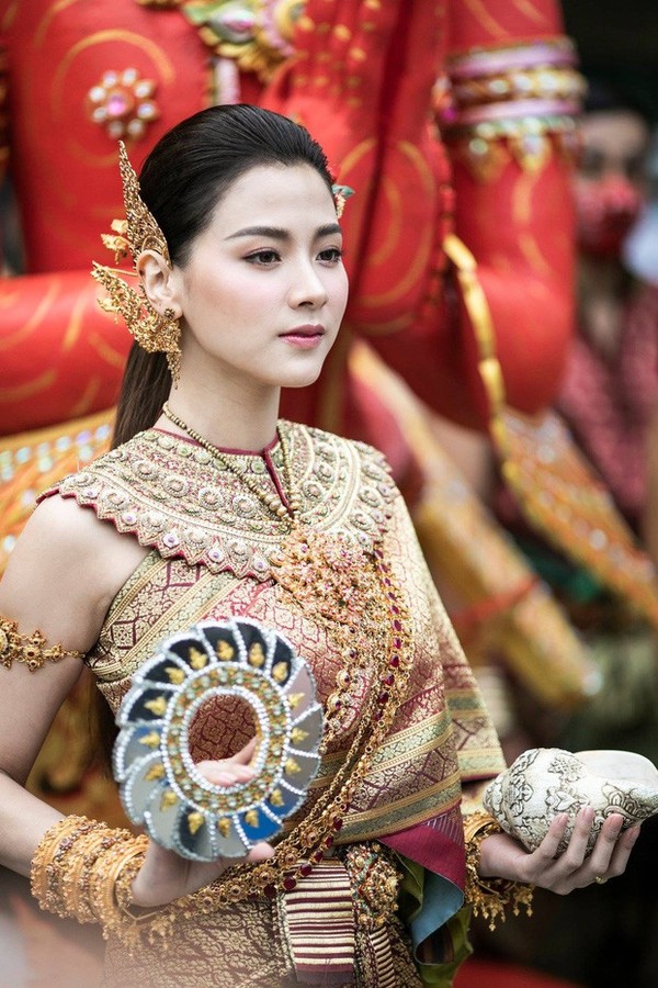 Sau 5 tháng, mỹ nhân Chiếc lá bay Baifern gây sốt trở lại khi diện trang phục truyền thống Thái Lan cực xinh đẹp - Ảnh 4.