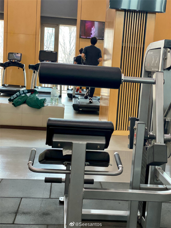  
Chiếc áo khoác màu xanh lá mà Lý Dịch Phong mặc xuất hiện tại phòng tập gym chứng tỏ quả thực nam diễn viên đã đến đây. (Ảnh: Weibo)