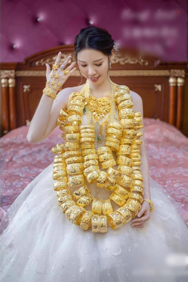  
Hình ảnh cô dâu đeo vàng "nặng cổ" gây sốt mạng xã hội. (Ảnh: T.L)