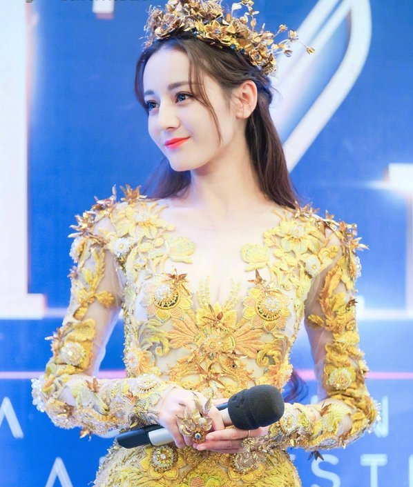  
Nhan sắc của Địch Lệ Nhiệt Ba khi hóa nữ thần Kim Ưng được khen xinh đẹp nhưng trang phục lại dìm vóc dáng cô thậm tệ. (Nguồn: Pinterest)