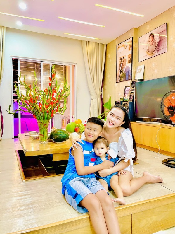  
Huỳnh Như vui vẻ chụp ảnh bên hai thiên thần nhỏ, trong đó có con riêng của chồng. (Ảnh: FB Khánh Đơn)
