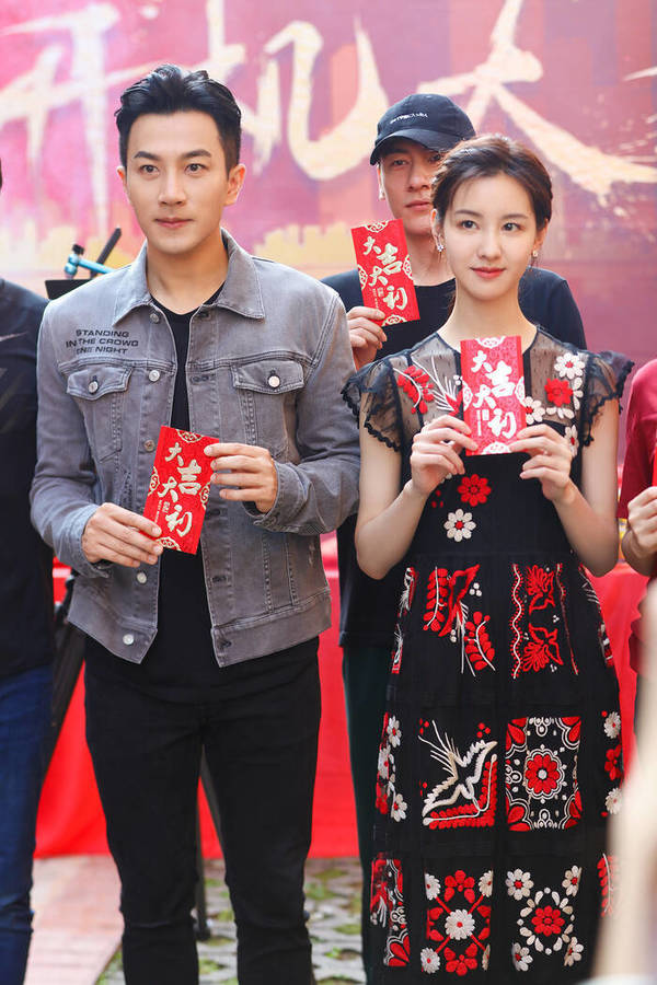  
Fan khẳng định những hình ảnh trên chỉ là hậu trường phim mà cặp đôi từng đóng chung. (Ảnh: Weibo)