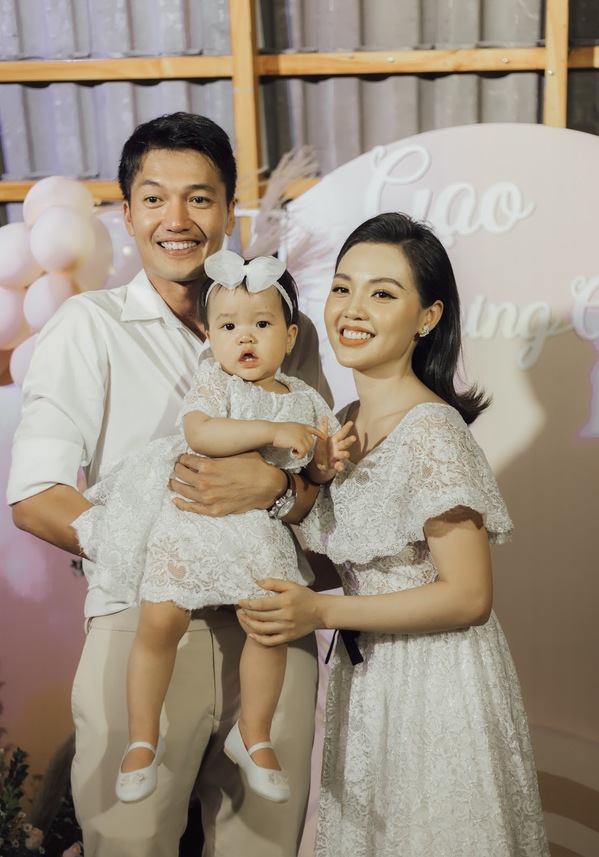  
Vợ chồng Quang Tuấn trong tiệc mừng bé Gạo tròn 1 tuổi. (Ảnh: Facebook nhân vật)