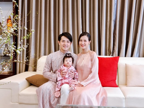 Tết đầu tiên của gia đình 3 người nhà Đông Nhi - <a target='_blank'  data-cke-saved-href='https://www.yan.vn/ong-cao-thang.htm' href='https://www.yan.vn/ong-cao-thang.htm'>Ông Cao Thắng</a>, tiểu công  chúa gây chú ý với loạt biểu cảm đáng yêu