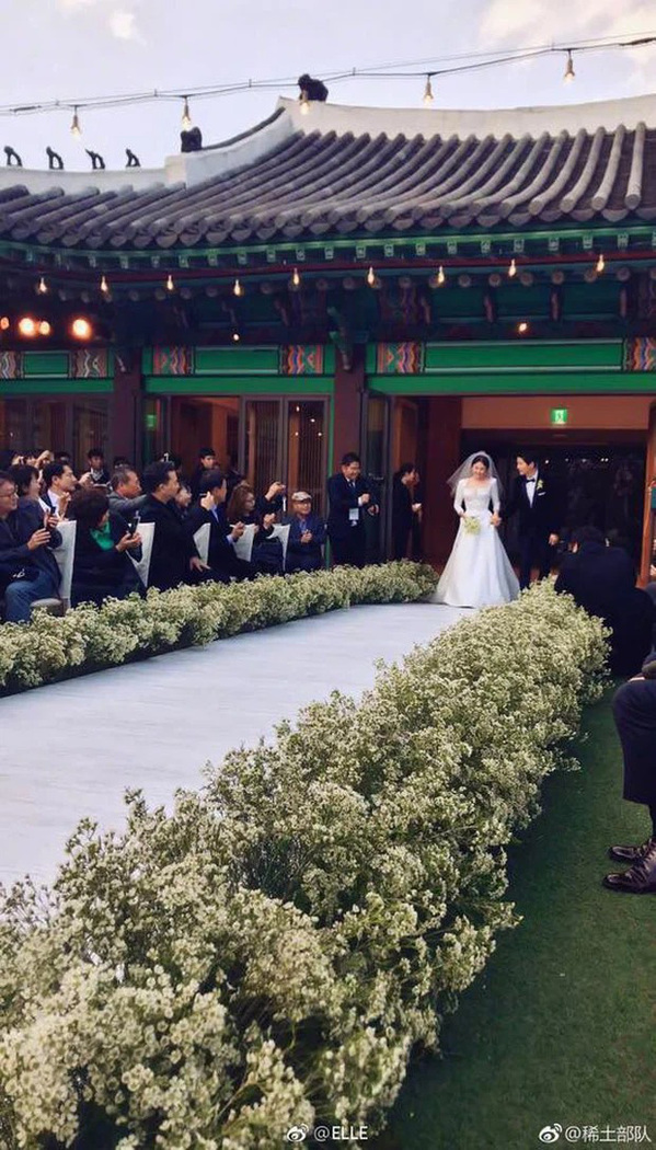 Song Joong Ki và Lee Kwang Soo lên đồ bảnh bao đi dự hôn lễ bạn, ai dè lại ở chính địa điểm cưới vợ cũ Song Hye Kyo - Ảnh 5.