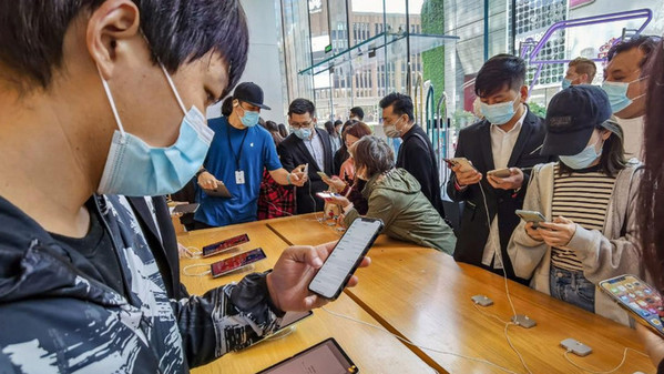 Mùa dịch bệnh, iPhone 12 bị chê nhiều, dân Trung Quốc vẫn xếp hàng dài đi  mua - VnReview - Tin nóng