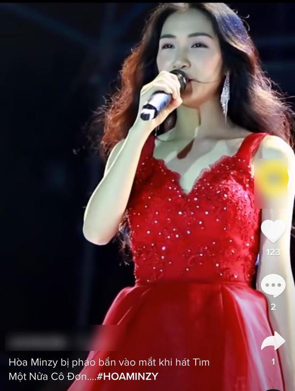  
Người hâm mộ hết sức tự hào về Hòa Minzy, cũng khen ngợi cách cô nàng tôn trọng khán giả bên dưới. (Ảnh: Chụp màn hình)