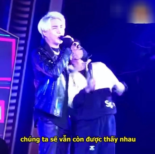  
Lâm Chấn Khang hài hước che miệng bạn fan để giành lại quyền làm chủ sân khấu. (Ảnh: Chụp màn hình)