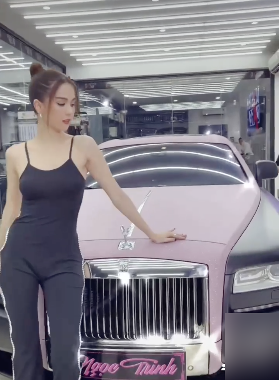 Ngọc Trinh bổ sung siêu xe RollsRoyce Ghost độ Black Pink vào bộ sưu tập  xe đắt tiền