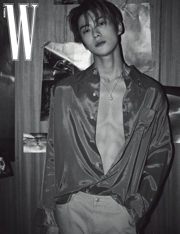  
Jae Hyun (NCT) phanh áo để lộ body 6 múi săn chắc. (Ảnh: W Korea)