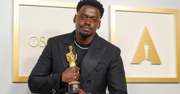  Daniel Kaluuya và tượng vàng đầu tiên trong sự nghiệp với giải Nam diễn viên phụ xuất sắc nhất. (Ảnh: Reuters)