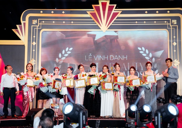 Team Hương Trà đại thắng tại sự kiện phun xăm thẩm mỹ lớn nhất Việt Nam