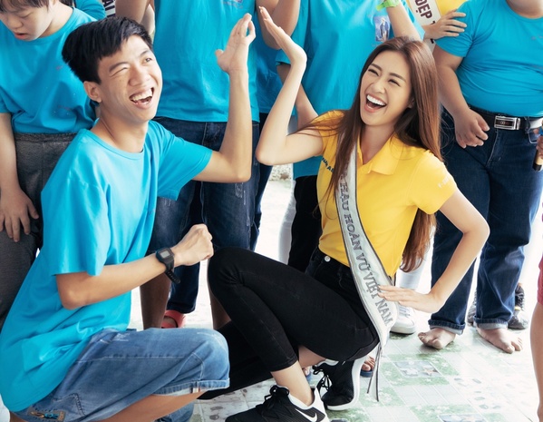 Khánh Vân giản dị đi từ thiện sau khi đăng quang Hoa hậu Hoàn vũ Việt Nam |  Văn hóa | Thanh Niên