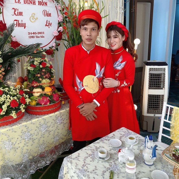  
Lộc Fuho bên người vợ xinh đẹp của mình - Kim Thủy. (Nguồn: FBNV)