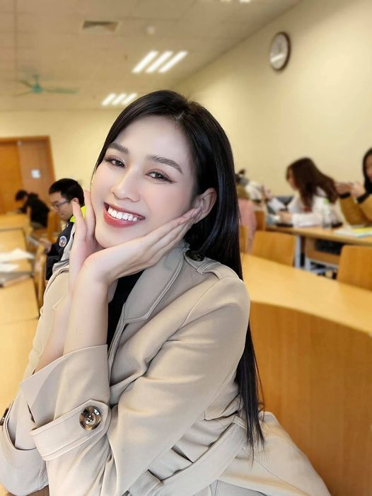 Thời trang Hoa hậu Đỗ Thị Hà: Giản dị khi đi học, sang chảnh dự sự kiện