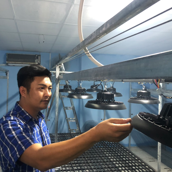  
Anh Nguyễn Ngọc Khánh – Kiểm tra hệ thống đèn tại Phòng Sinh Trưởng của khách hàng.