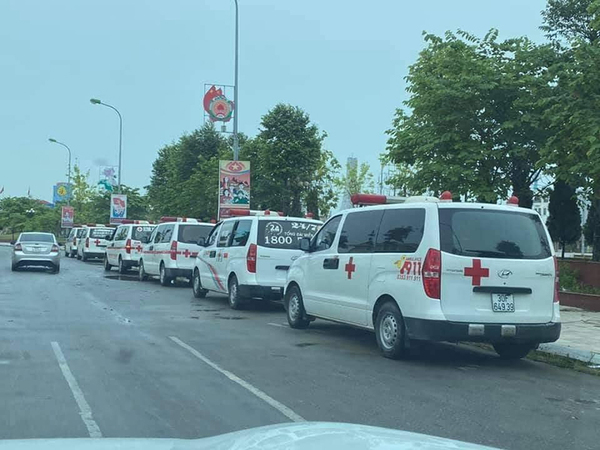  
Một loạt xe cứu thương đỗ trên đường. (Ảnh: Facebook Y.N)