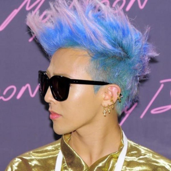  
G-Dragon với kiểu tóc sặc sỡ màu sắc khoe trọn gương mặt cuốn hút. (Ảnh: Twitter)