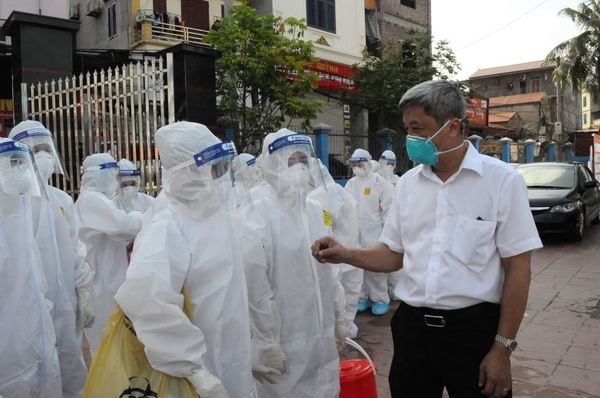          
Nhân viên y tế có mặt tại Bắc Giang. (Ảnh: Báo Tin Tức)