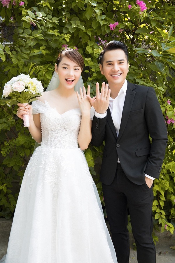  
Dù hơn nhau 1 tuổi, nhưng Minh Hằng và bạn diễn trông rất xứng đôi với trang phục cưới. (Ảnh: NVCC)