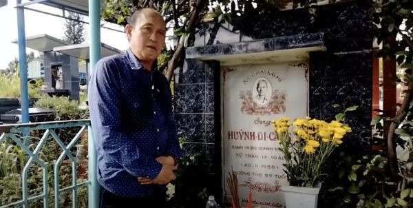  
Nghệ sĩ Duy Phương thăm mộ ba và chia sẻ với khán giả khó khăn của mình. (Ảnh: Chụp màn hình) - Tin sao Viet - Tin tuc sao Viet - Scandal sao Viet - Tin tuc cua Sao - Tin cua Sao