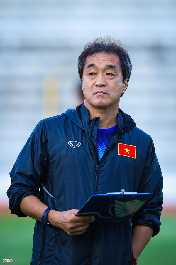  
Trợ lý Lee Young Jin là "người được chọn" chỉ đạo trận đấu với UAE (Ảnh: Zing)