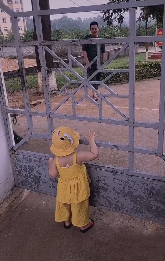  
Con gái lên thăm, đứng nhìn bố qua cánh cổng: Cuộc gặp gỡ khiến ai nhìn thấy cũng phải nghẹn lòng. (Ảnh: Chụp màn hình)