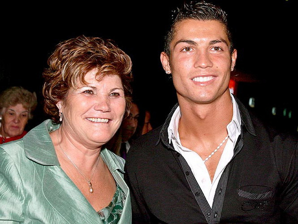        
Ronaldo và mẹ.