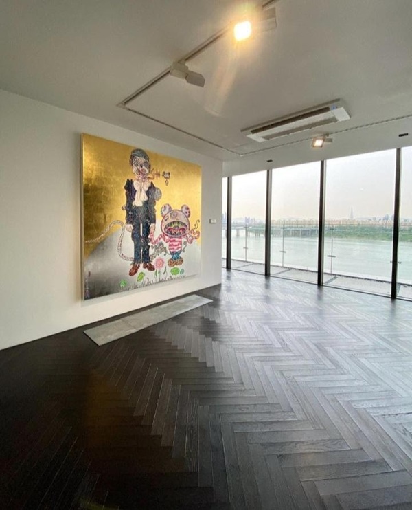 
Bức tranh với giá trị khủng lên đến hàng tỷ won được T.O.P đặt trong nhà. (Ảnh: Instagram)