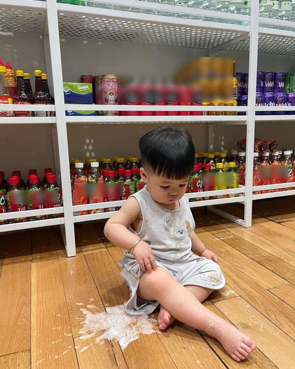  
Con trai Joyce Phạm như "ông chủ nhí" của tiệm tạp hóa mini tại gia. (Ảnh: Instagram)