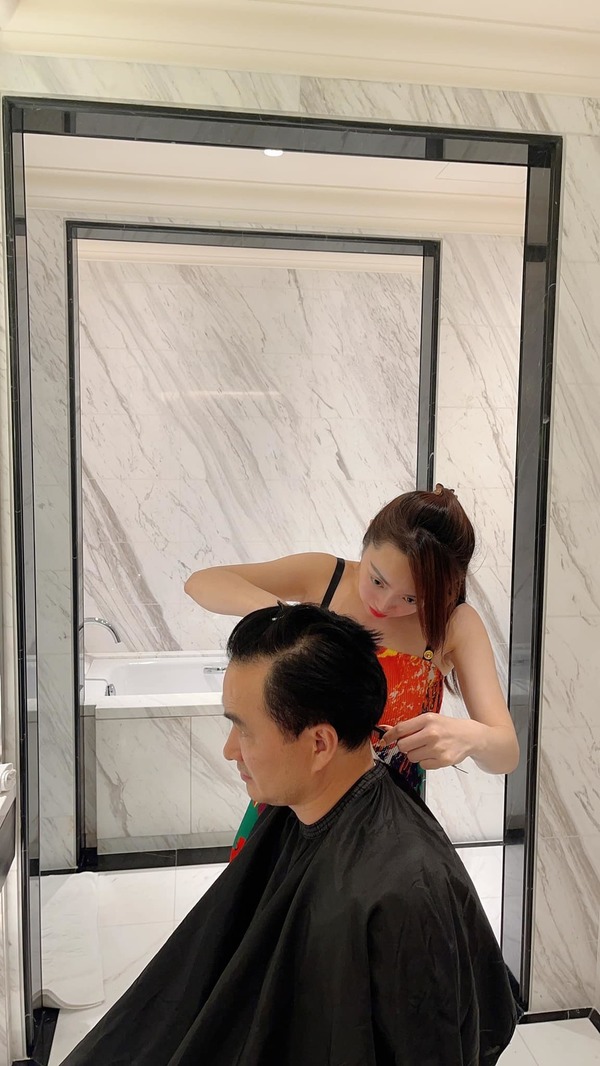 Vợ bầu Chi Bảo trổ tài cắt tóc cho chồng được tiếp tế đồ ăn mùa dịch